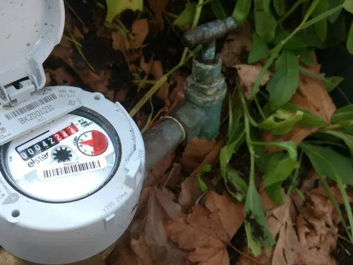Water provider replaces faulty meter